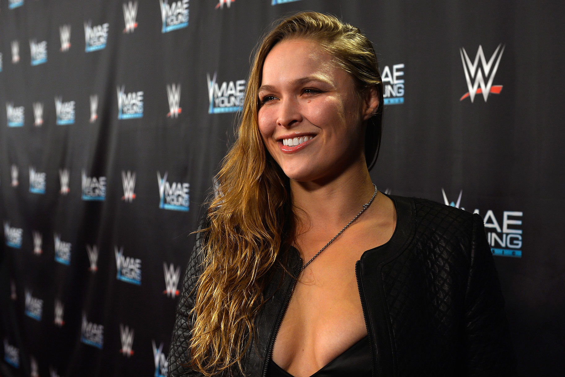 WWE News: Becky Lynch Trashes Ronda Rousey on Twitter, Note on