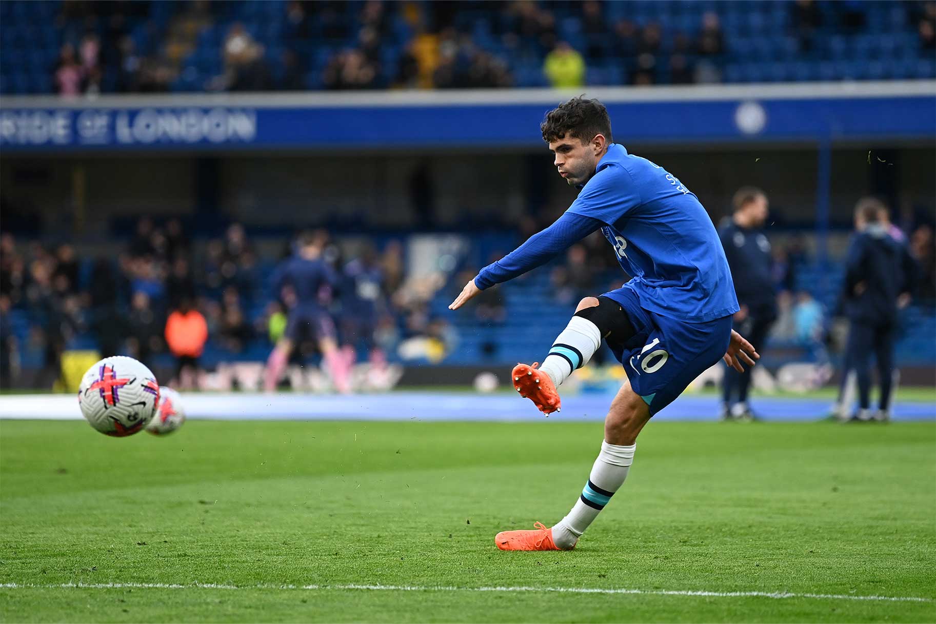 Christian Pulisic of Chelsea warms up prior to the Premier League match between Chelsea FC and Everton FC at Stamford Bridge