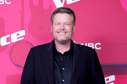 Blake Shelton smiling on the red carpet for the Lives Red Carpet of The Voice