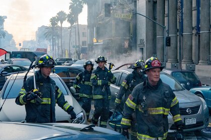 9-1-1 Oliver Stark, Kenneth Choi, Ryan Guzman, Aisha Hinds and Peter Krause