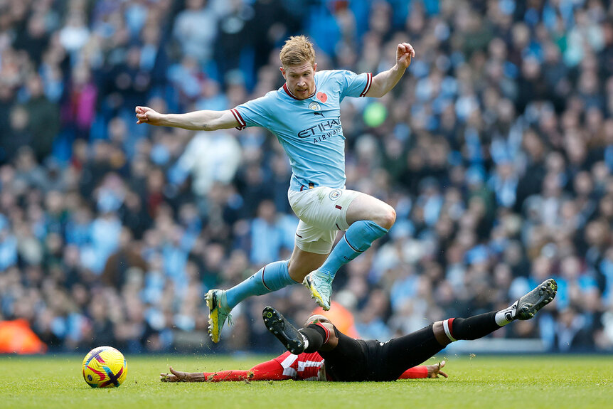 Kevin De Bruyne of Manchester City runs with the ball during the Premier League match between Manchester City and Brentford FC