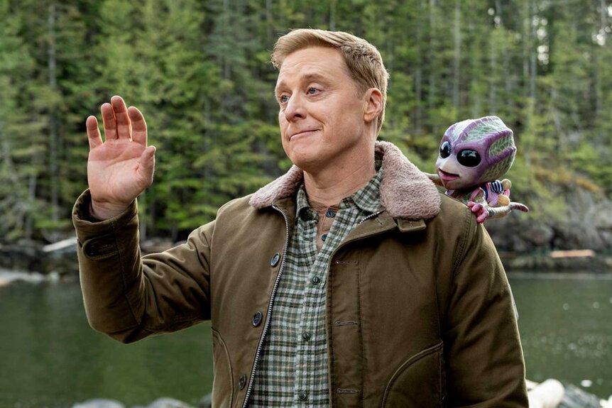 Alan Tudyk as Harry Vanderspeigle waving goodbye in Resident Alien