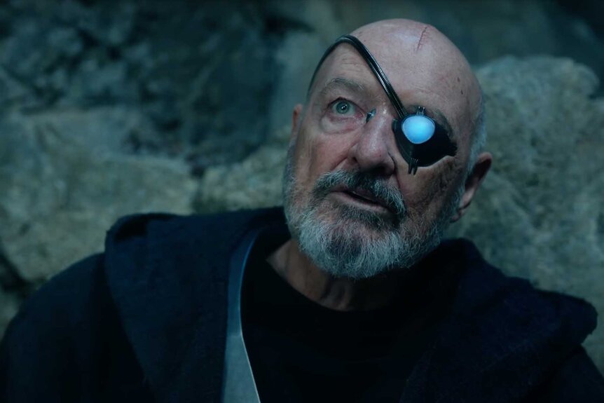 Peter Bach as cyborg alien tracker Terry O'Quinn in Resident Alien